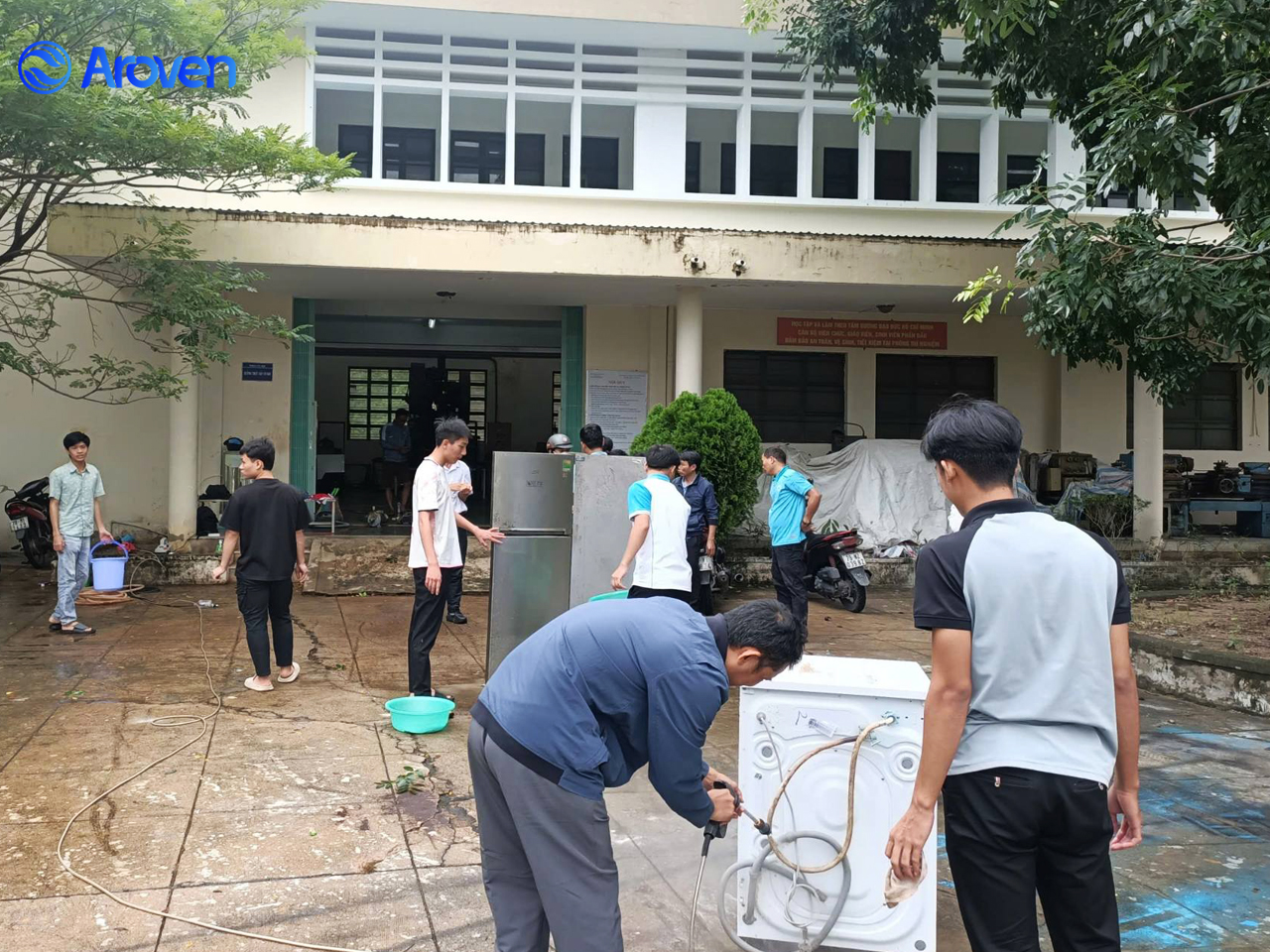 Aroven Chung tay cùng bà con vùng lũ .