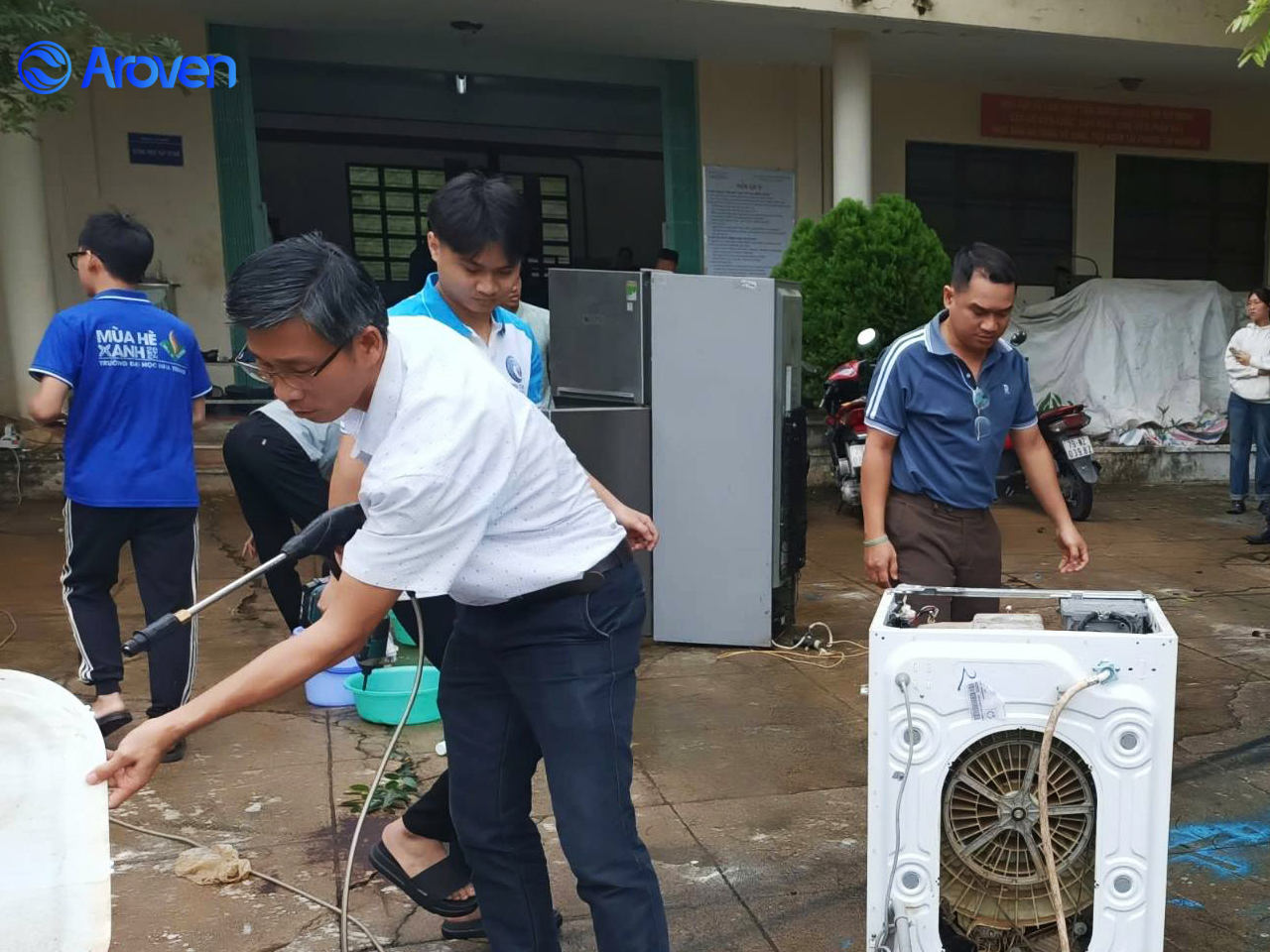 Aroven Chung tay cùng bà con vùng lũ .