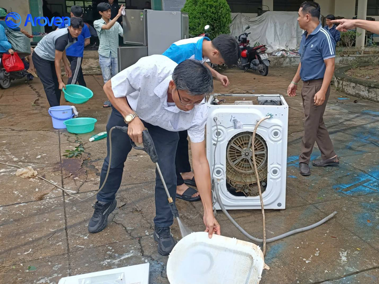 Aroven Chung tay cùng bà con vùng lũ .