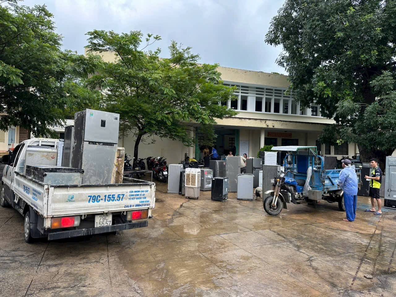 Aroven Chung tay cùng bà con vùng lũ