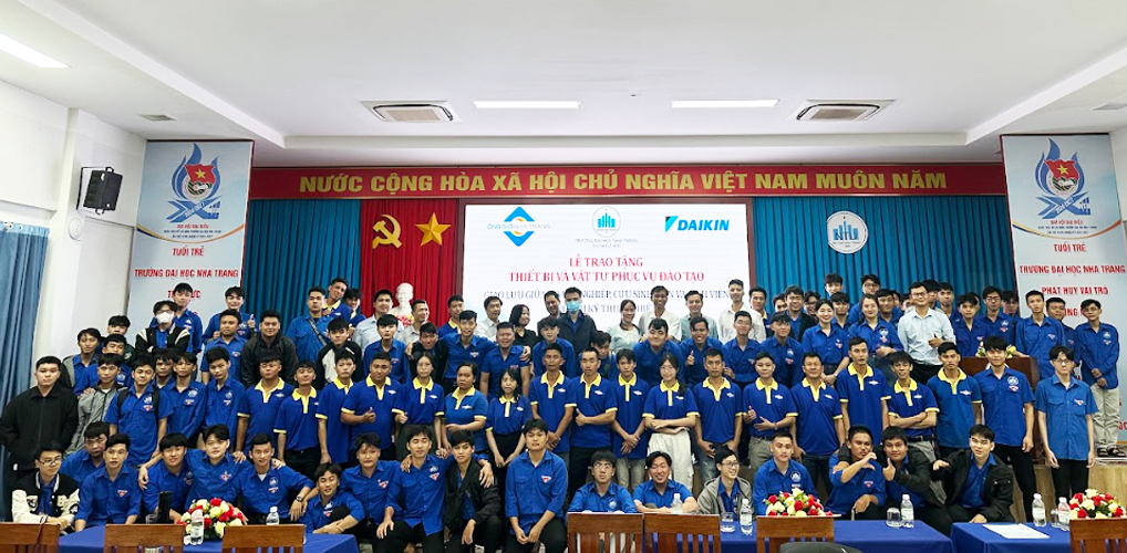 Lễ trao tăng thiết bị & vật tư phục vụ đào tao Giao lưu giữa Doanh nghiệp & Sinh viên Đại học Nha Trang Lễ trao tăng thiết bị & vật tư phục vụ đào tao Giao lưu giữa Doanh nghiệp & Sinh viên Đại học Nha Trang